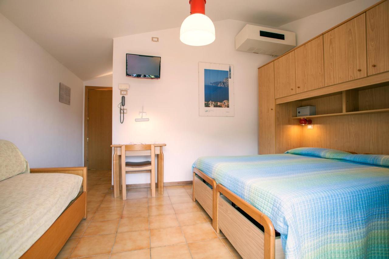 Hotel Garni Villa Magnolia Torbole Sul Garda Szoba fotó